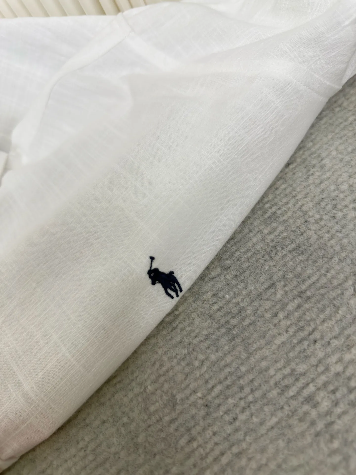 P410 Ralph Lauren embroidered linen shirt. Selected from the finest linen material and featuring iconic pony embroidery, it is simple yet highly recognizable. The clever design of the outer I-shaped pleated slit-style back yoke adds a sense of agility and elegance.  Adopting side-turning and embedded clamping stitching technology, it is smooth and tidy. The fabrics have been washed and have a better hand feel. Not easy to deform, not easy to shrink, not easy to fade, and maintain long-term beauty. Size: s m l xl